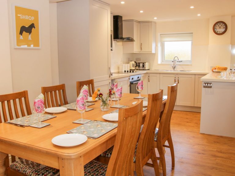 Holiday home dining for six